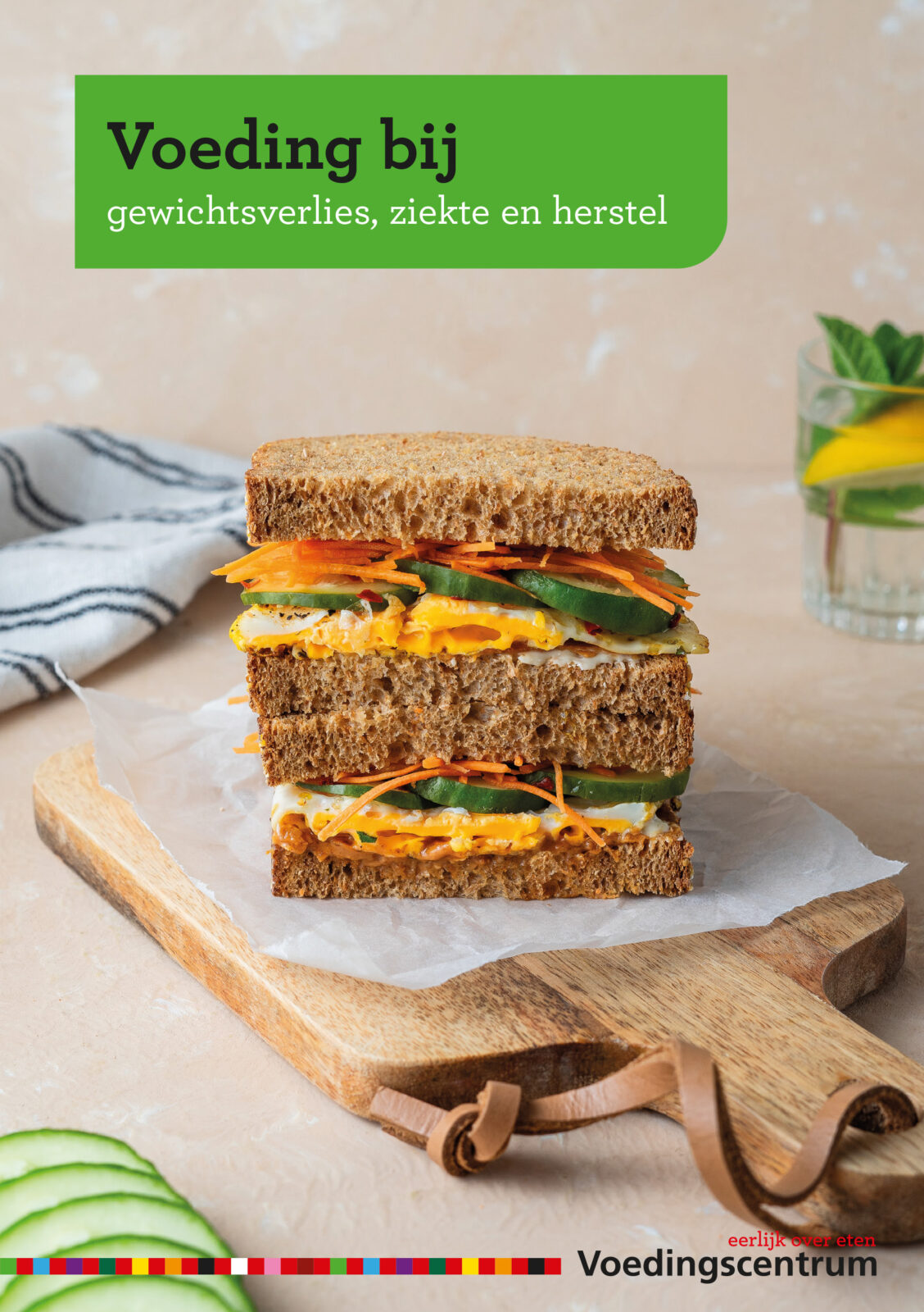 Cover brochure Voeding bij gewichtsverlies, ziekte en herstel. met een dubbele sandwich met groenten en kaas op houten plank