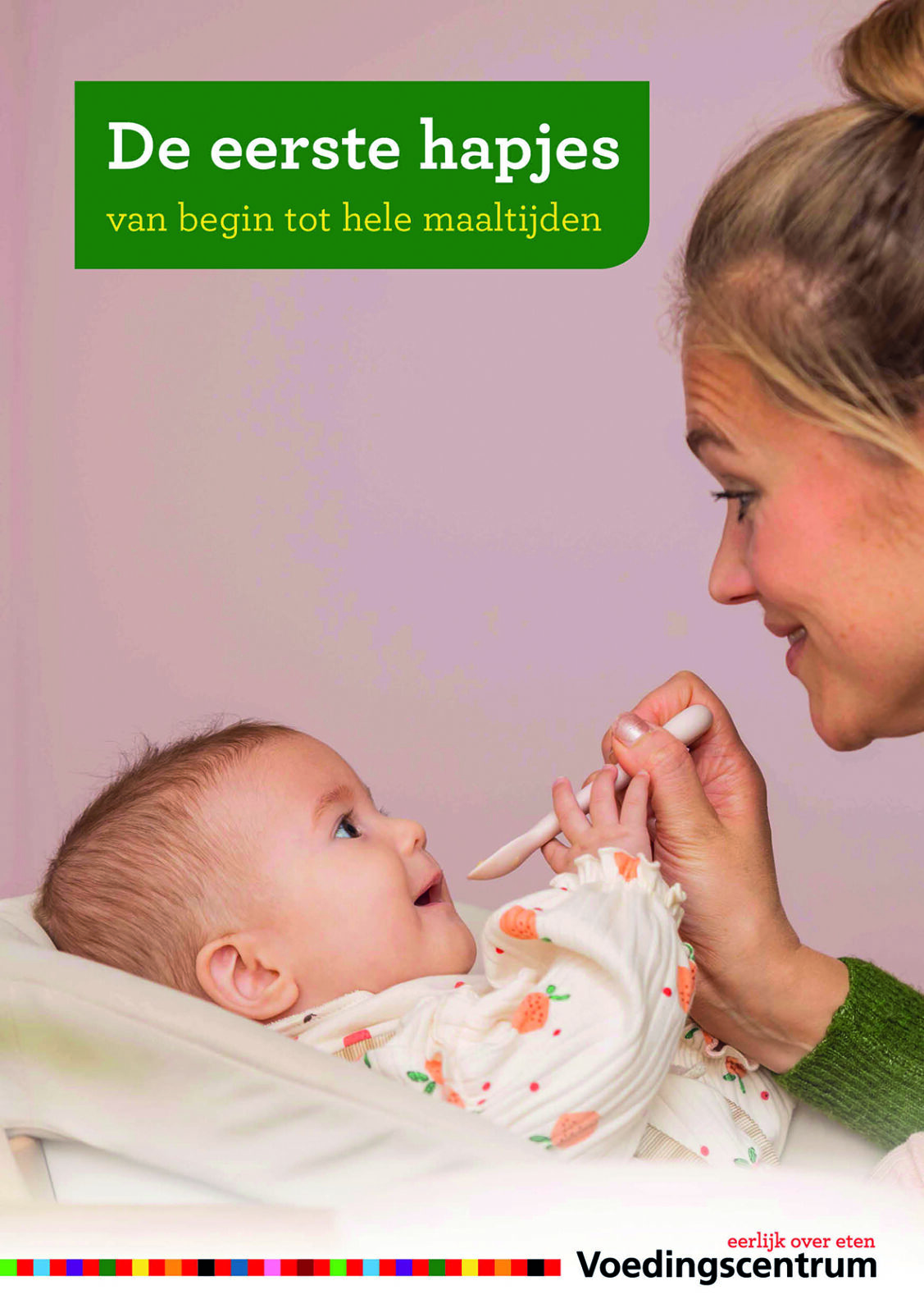 Vrouw die een hapje op een lepeltje aan baby geeft