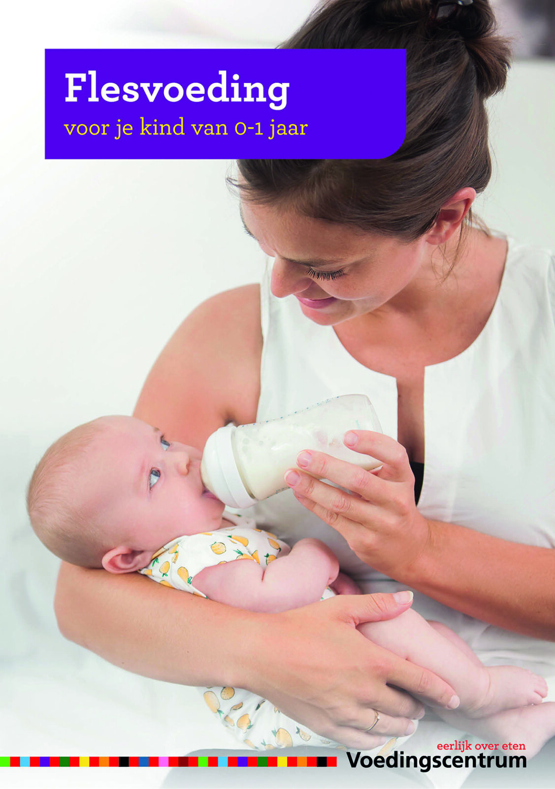 Vrouw die haar baby flesvoeding geeft