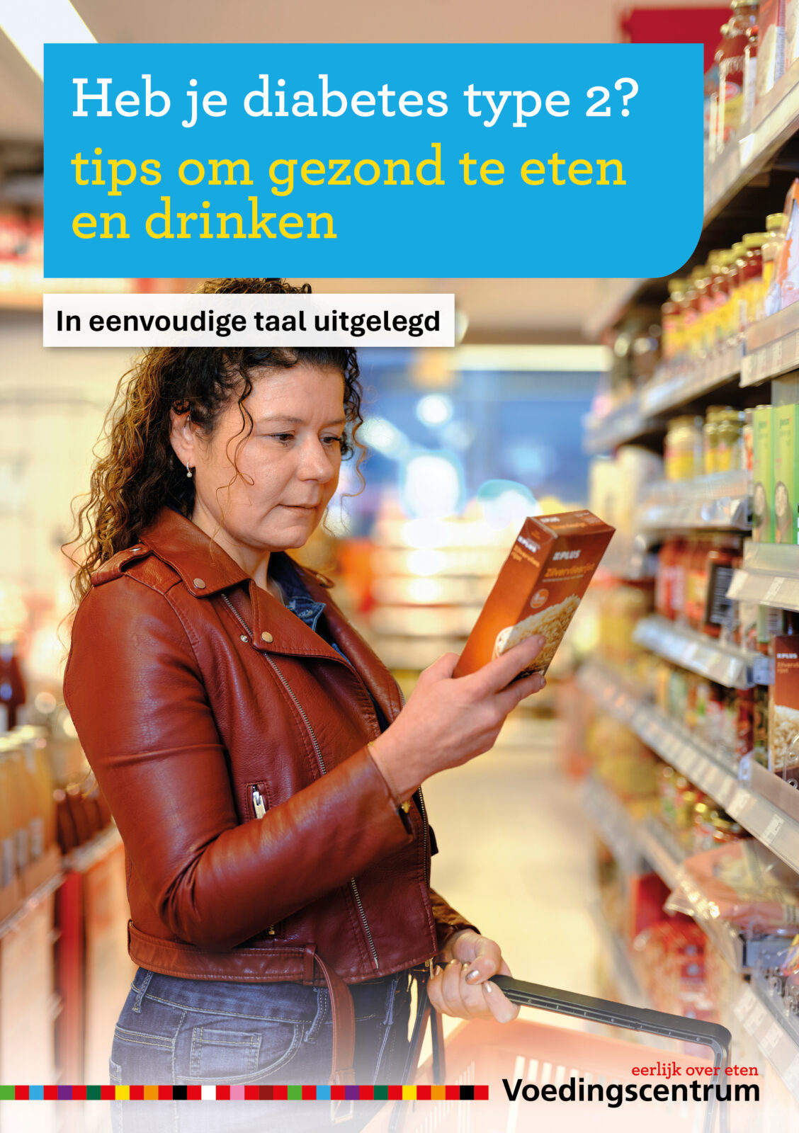 Vrouw leest verpakking in supermarkt met tekst 'Heb je diabetes type 2? Tips om gezond te eten en drinken'.