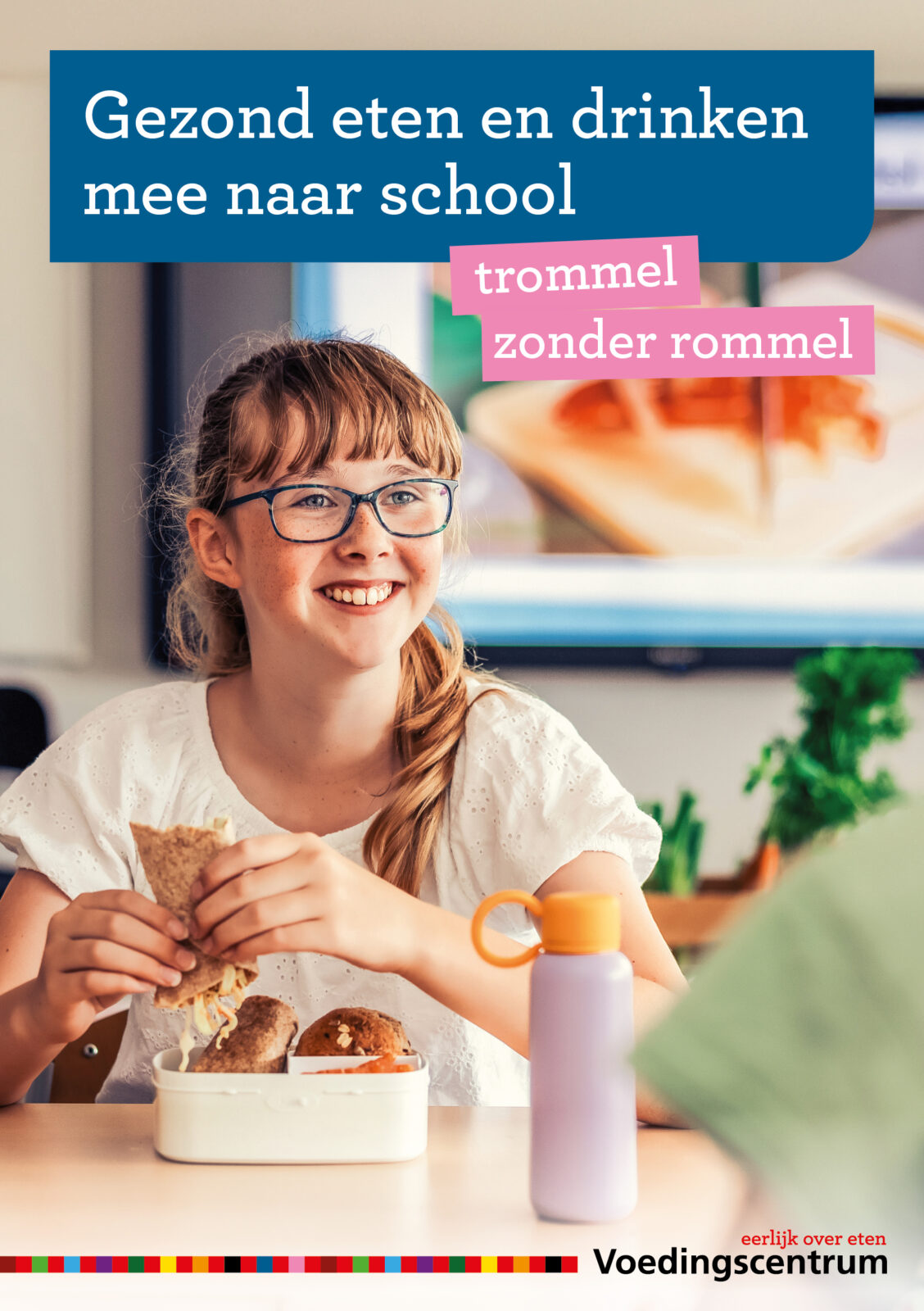 Meisje met broodtrommel aan schooltafel