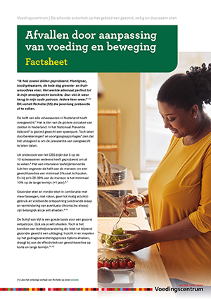 Vrouw bereidt gezonde maaltijd in keuken voor factsheet over afvallen.