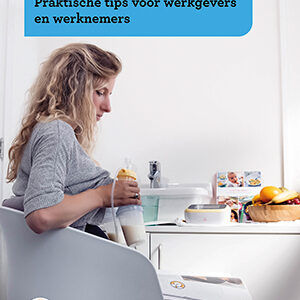Cover Borstvoeding werkt! met een afbeelding van een vrouw die flesvoeding bereidt in een kolfkamer op haar werk