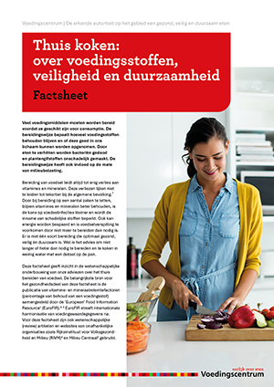 Vrouw snijdt groenten in keuken voor factsheet over thuis koken.