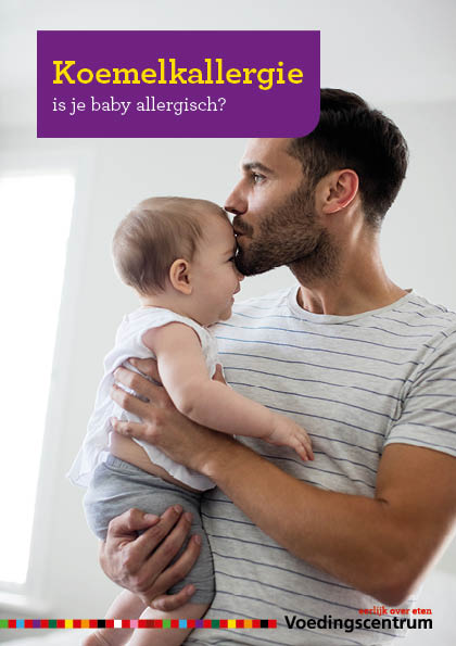 Cover brochure Koemelkallergie bij baby's met afbeelding van een vader die zijn baby een kus op zijn voorhoofd geeft