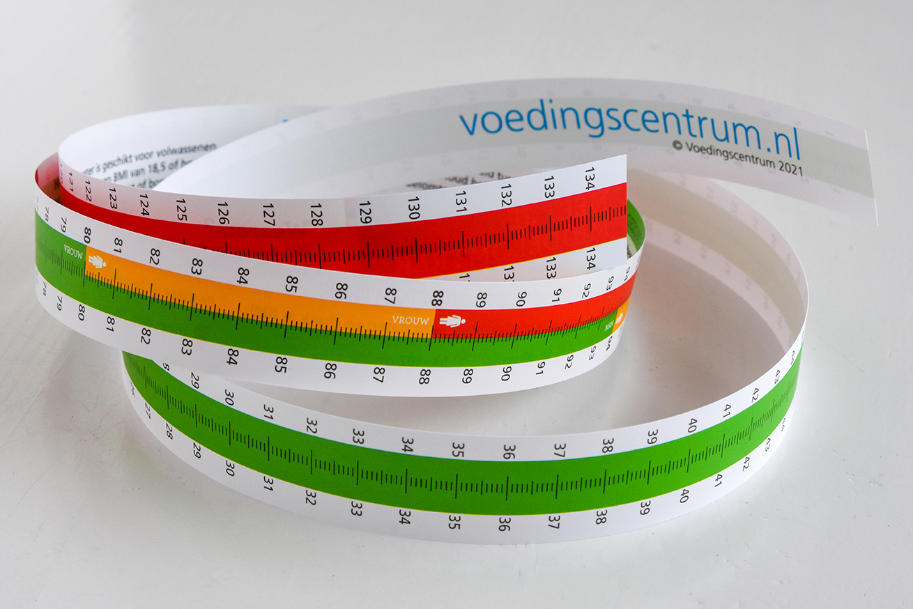 Afbeelding van de Middelomtrek-meter met kleurcodering voor buikvetmeting.