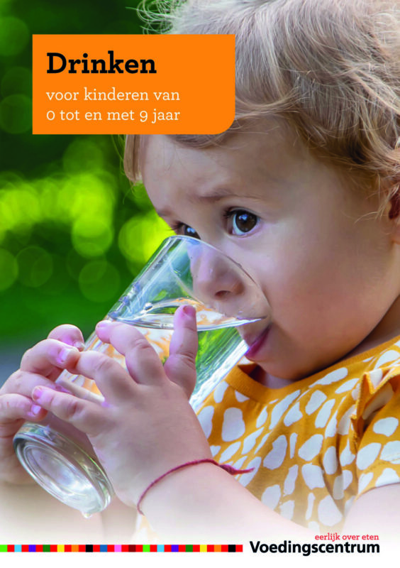 peuter drinkt uit glas water