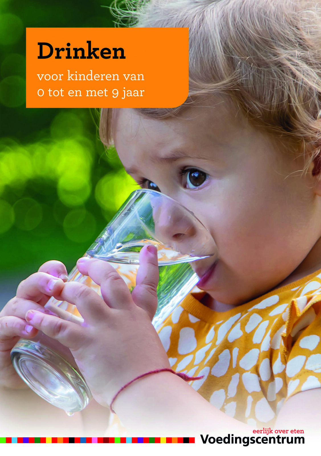 peuter drinkt uit glas water