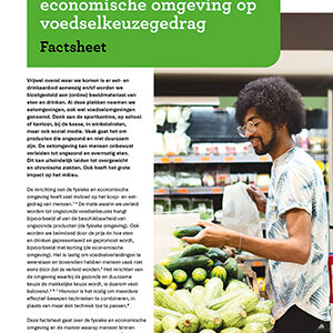 Man kiest groenten in supermarkt, factsheet over eetgedrag.
