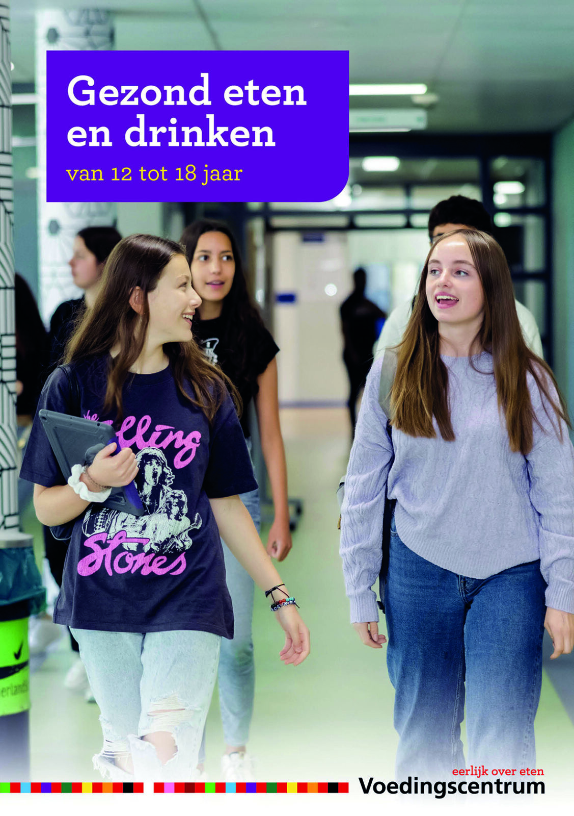 Tieners lopen door een schoolgang met boeken in hun handen, cover brochure 'Gezond eten en drinken van 12 tot 18 jaar'.