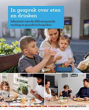 Cover van de brochure In gesprek over eten en drinken met 3 afbeeldingen, een moeder die met 2 kinderen luncht op een bankje, een vader die luncht in de keuken met zijn dochter en een gezin aan het dineren aan de eettafel