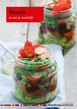 Cover brochure Vezels, zo eet je vezelrijk met twee glazen potten gevuld met kleurrijke groenten zoals tomaten, erwten en radijsjes