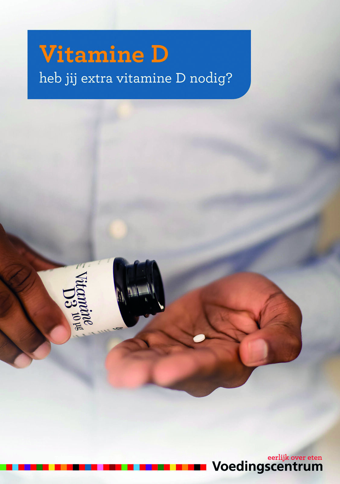 man die een pil uit een vitaminepotje haalt en op hand legt